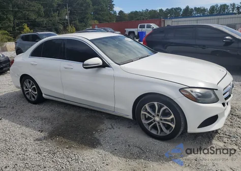 2016 Mercedes-Benz C 300 z USA, uszkodzony, nr VIN 55SWF4JB4GU157525